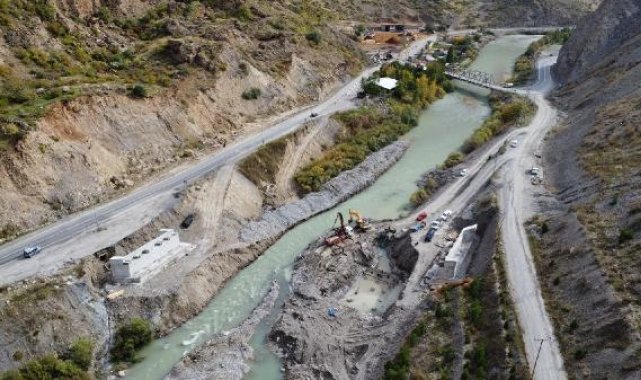 Zap Suyu üzerindeki 63 yıllık köprünün yerine yenisi inşa ediliyor