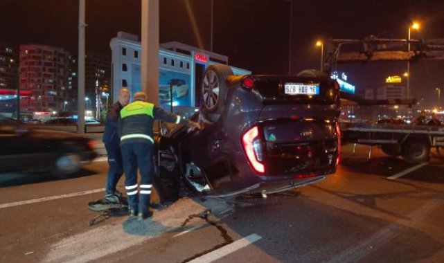 Zeytinburnu'nda otomobil emniyet şeridindeki araca çarptı: 1 yaralı