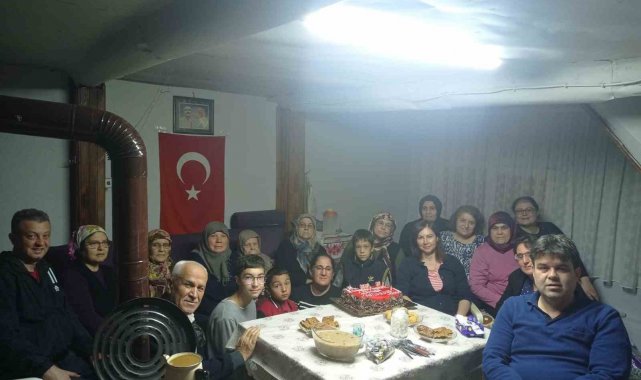 100. yaşına giren yaşlı kadına, torunlarından sürpriz doğum günü