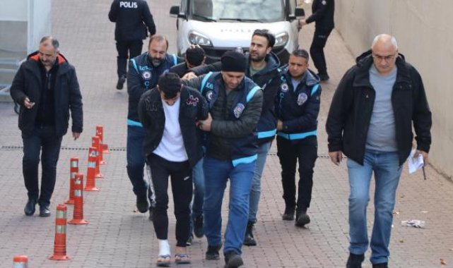 2 kardeşin öldürüldüğü kavgada gözaltına alınan 4 şüpheli, adliyede