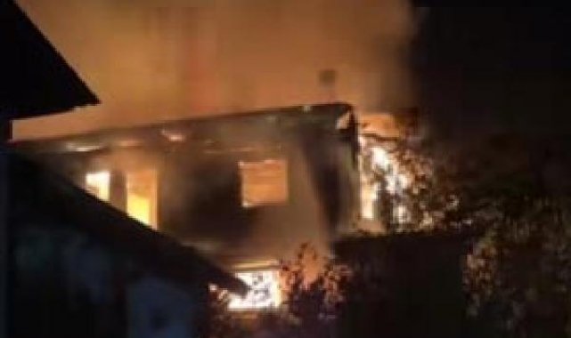 2 katlı ahşap ev yandı, alevlerin arasında kalan çift yaşamını yitirdi