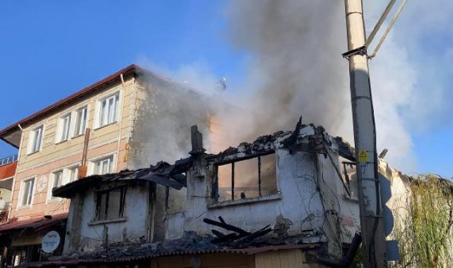 2 katlı metruk bina yandı
