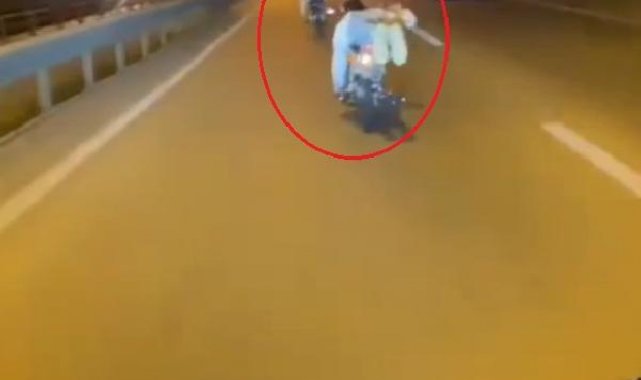 2 motosikletli yüzüstü yatarak yarıştı