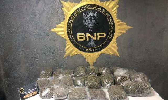 2 otomobildeki 13 kilo uyuşturucuyu 'Pako' buldu; 3 tutuklama