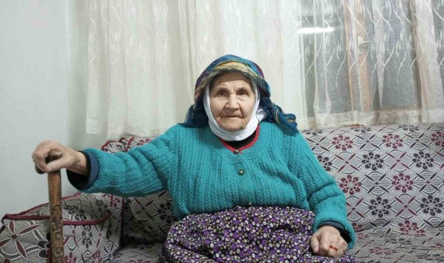 90 yıl önce ezberlediği 'Atatürk' şiirini aynı heyecanla okumaya devam ediyor
