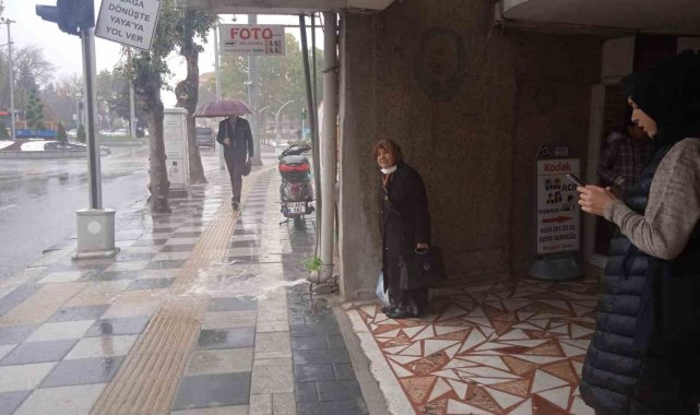 Afyonkarahisar'da sağanak yağış rüzgarla birlikte etkili oldu