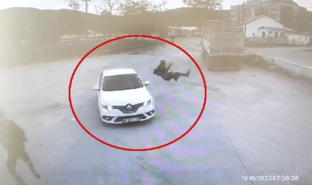 Ağabeyini öldüren kişinin ağabeyine otomobille çarpıp, yaraladı