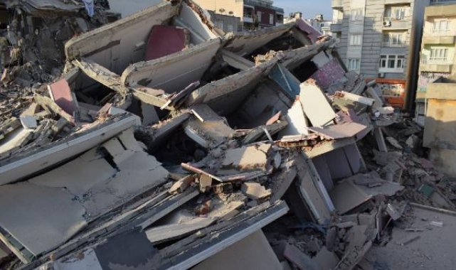 Ağır hasarlı bina yıkım sırasında çöktü, 2 binaya zarar verdi