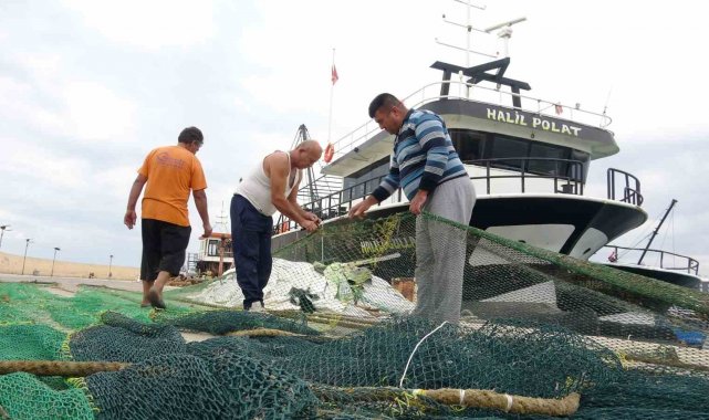 Akdeniz'de fırtına beklentisi: Tekneler kıyıya yanaştı, ağ bakımları başladı