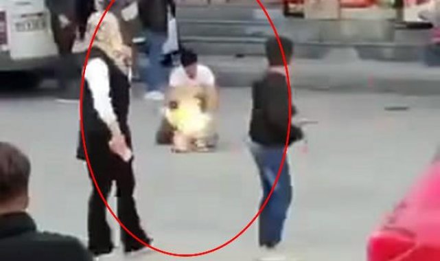 Alev alan tüpü, balkondan kalabalığın arasına attı
