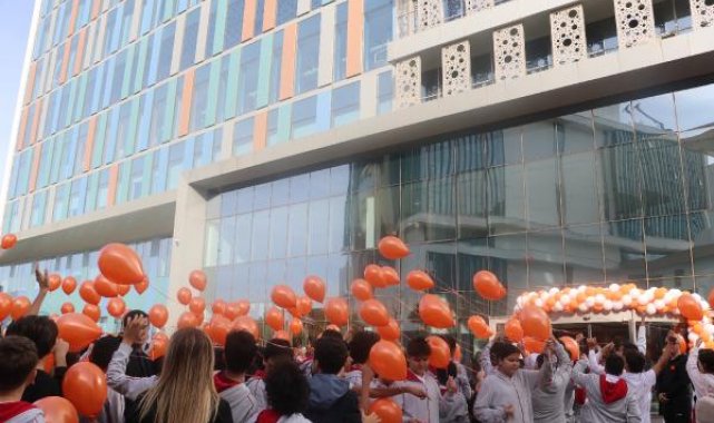 Ankara'da 1000 öğrenci, lösemili arkadaşları için turuncu balon uçurdu