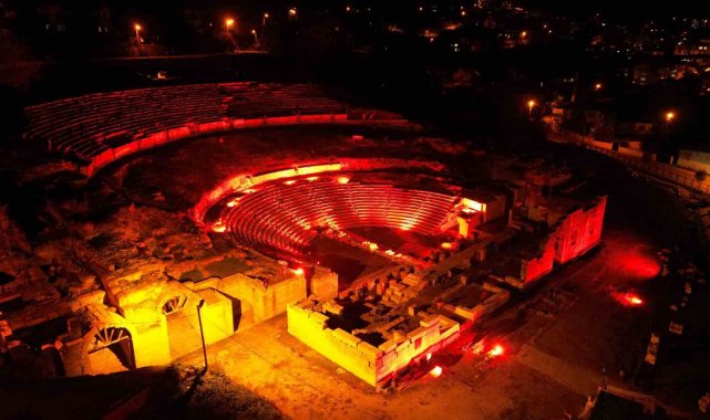 Antik kent lösemili çocuklar için turuncuya büründü