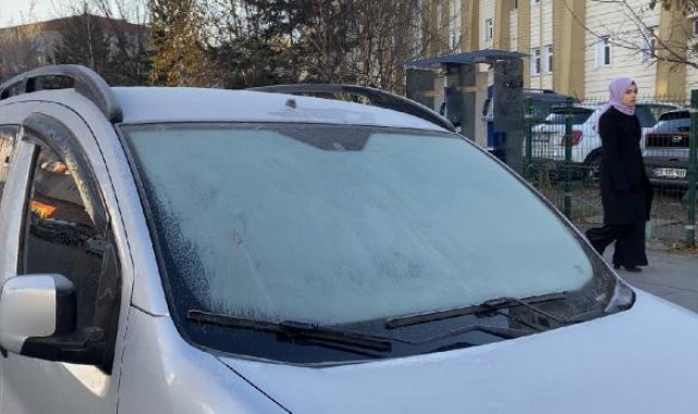 Ardahan'da araçların camları buz tuttu