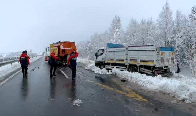 Ardahan'da kar yağdı, kaldırımlar buz tuttu, okullar tatil edildi