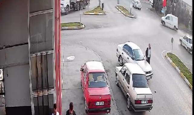 Arızalı otomobili iterken içinde 15 bin TL olan cüzdanını düşürdü
