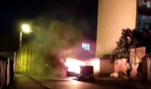 Arnavutköy'de park halindeki otomobil alev alev yandı