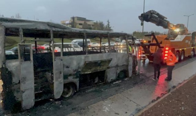 Ataşehir TEM Otoyolunda midibüs alev alev yandı