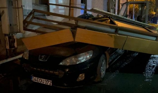 Ataşehir'de şiddetli rüzgarın etkisiyle fabrikanın dış cephesi otomobilin üzerine düştü