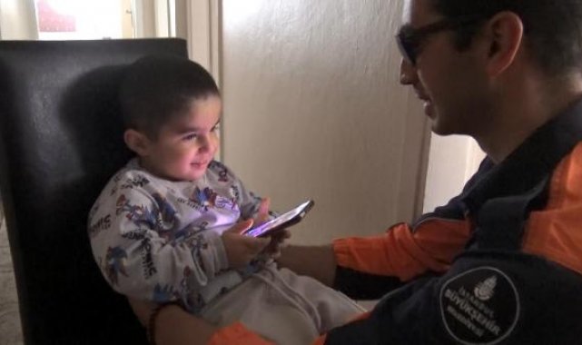 Avcılar'da evde mahsur kalan 3,5 yaşındaki çocuğu itfaiye kurtardı