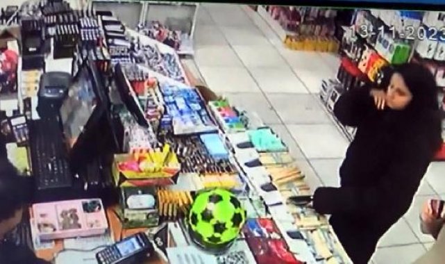 Avcılar'da markette cep telefonu hırsızlığı kamerada