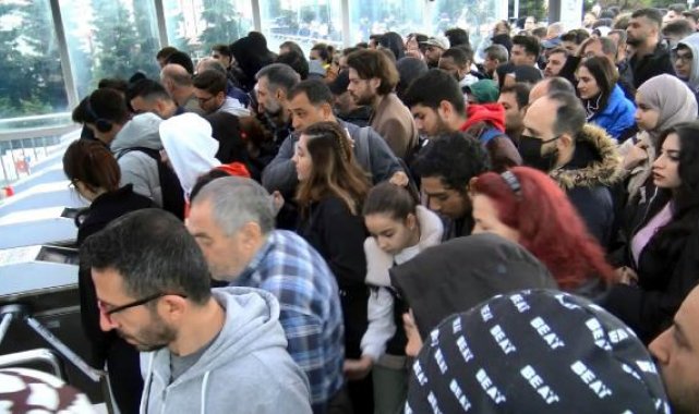 Avcılar'da metrobüs turnikeleri arızalandı, durakta yoğunluk oluştu