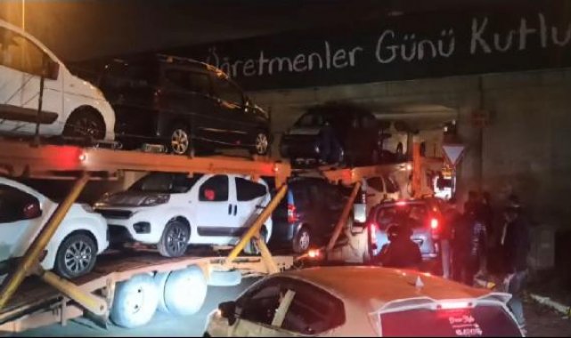Bağcılar'da otomobil taşıyan TIR alt geçide sıkıştı