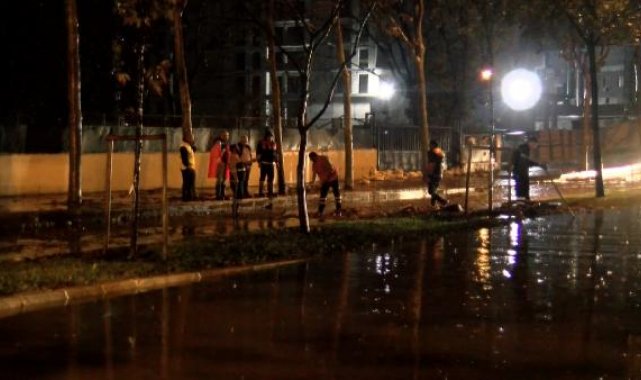 Bağcılar'da yağmurla birlikte cadde göle döndü