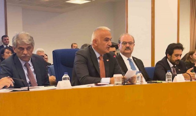Bakan Ersoy: "Tamer Karadağlı çok başarılı bir tiyatrocu"