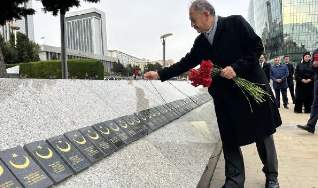Bakan Özhaseki, Bakü'de Şeref Sokağı ve Şehitler Anıtı'nı ziyaret etti