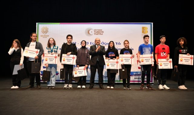 Balıkesir'de başarılı öğrenciler ödüllendirildi