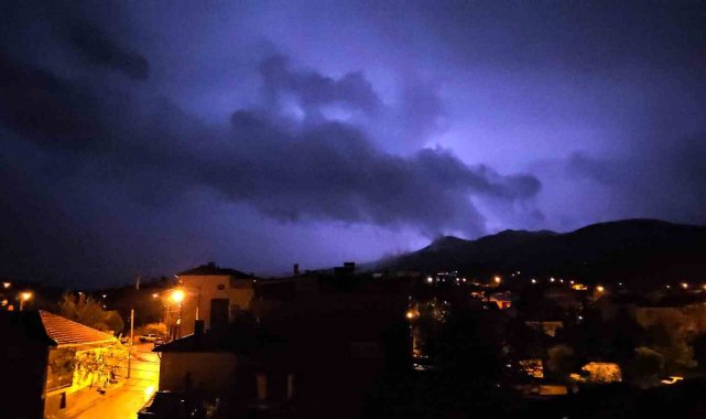 Balıkesir'de gece boyu çakan şimşek ve yıldırımlar gökyüzünü aydınlattı