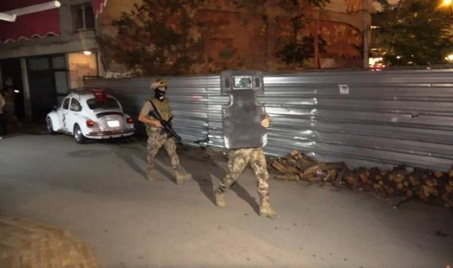 Balkona çıkıp, etrafa gösterdiği tabancayı başına dayadı; polis ikna etti