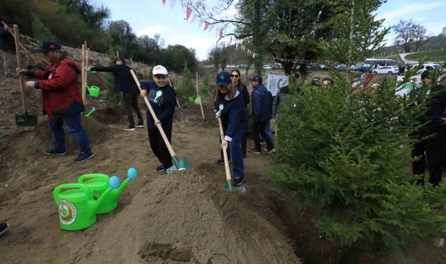 Bartın ve ilçelerinde 4 bin 100 fidan toprakla buluştu