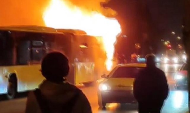Başakşehir'de seyir halindeki İETT otobüsü alev alev yandı-1