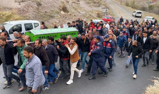 Başına sert cisimle vurularak öldürülen kadın, toprağa verildi; kocası ve oğulları gözaltında