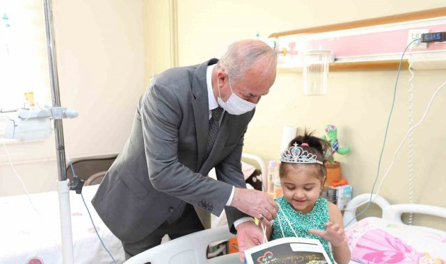 Başkan Akman'dan lösemili çocuklara moral ziyareti