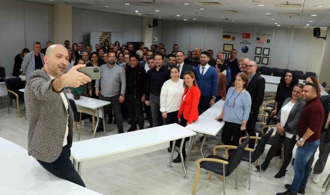 Başkan Arıkan'a belediye personelinden sürpriz doğum günü