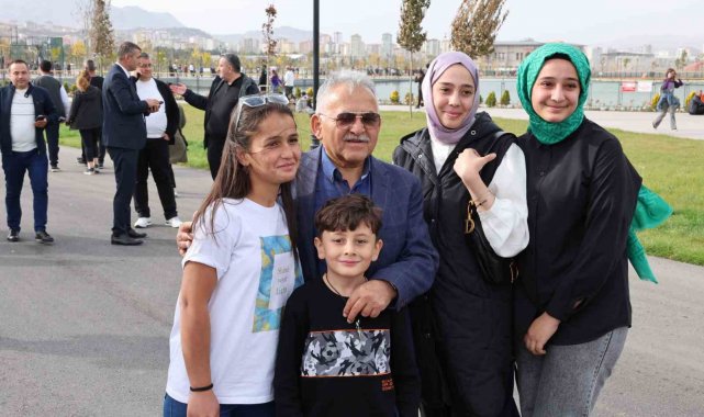 Başkan Büyükkılıç, Millet Bahçesi'ni dolduran vatandaşlarla buluştu