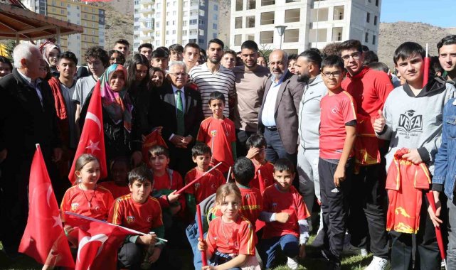 Başkan Büyükkılıç'tan temel atma töreninde miniklere "Kayserispor" sürprizi