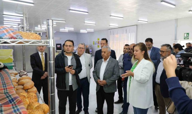 Başkan Zeybek: "Bölgemizde de en ucuz halk ekmeği biz satıyoruz"