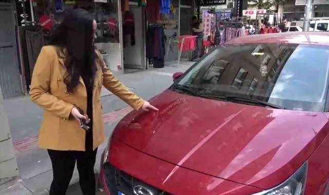 Batman'da 2 kişinin park halindeki aracı çizdiği anlar kamerada