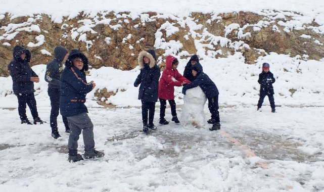 Bayburt'ta çocukların kar sevinci