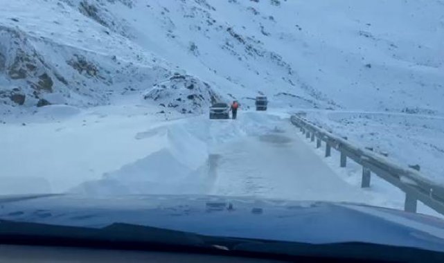 Bayburt'ta karda mahsur kalan sürücü kurtarıldı