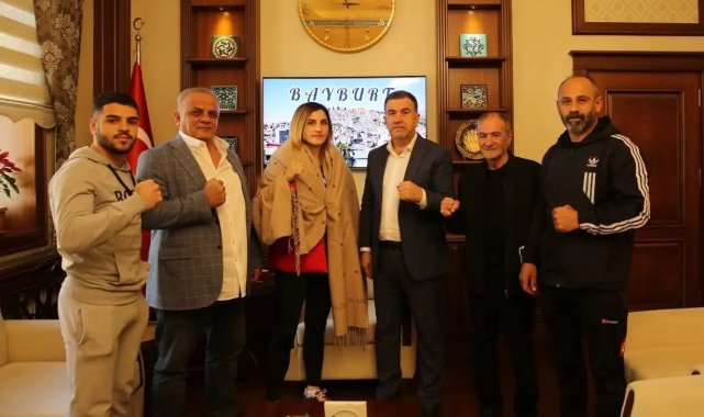 Bayburtlu boksör Turhan, Vali Eldivan'la görüştü