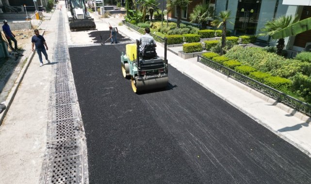 Bayraklı'da asfaltlama, kilit parke gibi çalışmalar hız kazandı