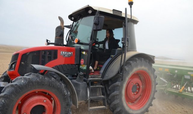 Beylikova'nın kadın Kaymakamı Eroğlu traktör başına geçti 4 milyon metrekare tarım arazisine hububat ekimi başladı