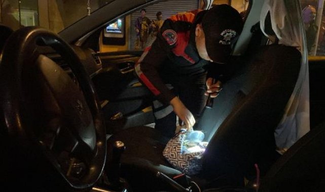 Beyoğlu'nda denetim sırasında arama yapılan otomobilde uyuşturucu madde bulundu