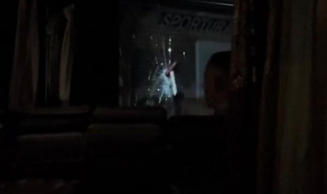 Beyoğlu'nda dükkanında mahsur kalınca ortalığı birbirine kattı