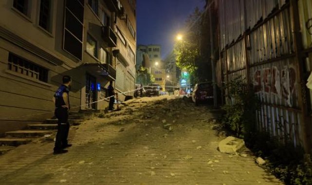 Beyoğlu'nda metruk binadan beton parçaları düştü; 3 otomobil hasar gördü