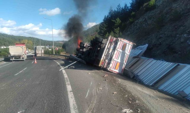 Bilecik'te devrilen sunta yüklü tır alev aldı, sürücü kazayı hafif yaralı olarak atlattı